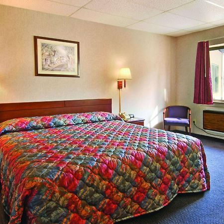 Travelodge By Wyndham Cleveland Lakewood Oda fotoğraf