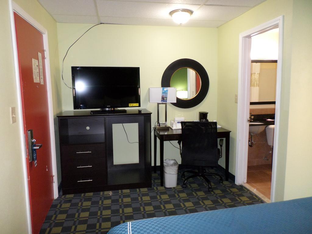Travelodge By Wyndham Cleveland Lakewood Dış mekan fotoğraf