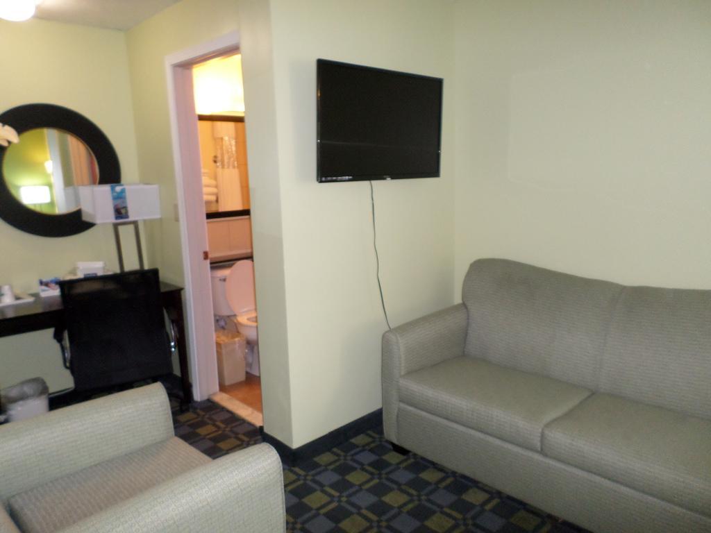 Travelodge By Wyndham Cleveland Lakewood Dış mekan fotoğraf