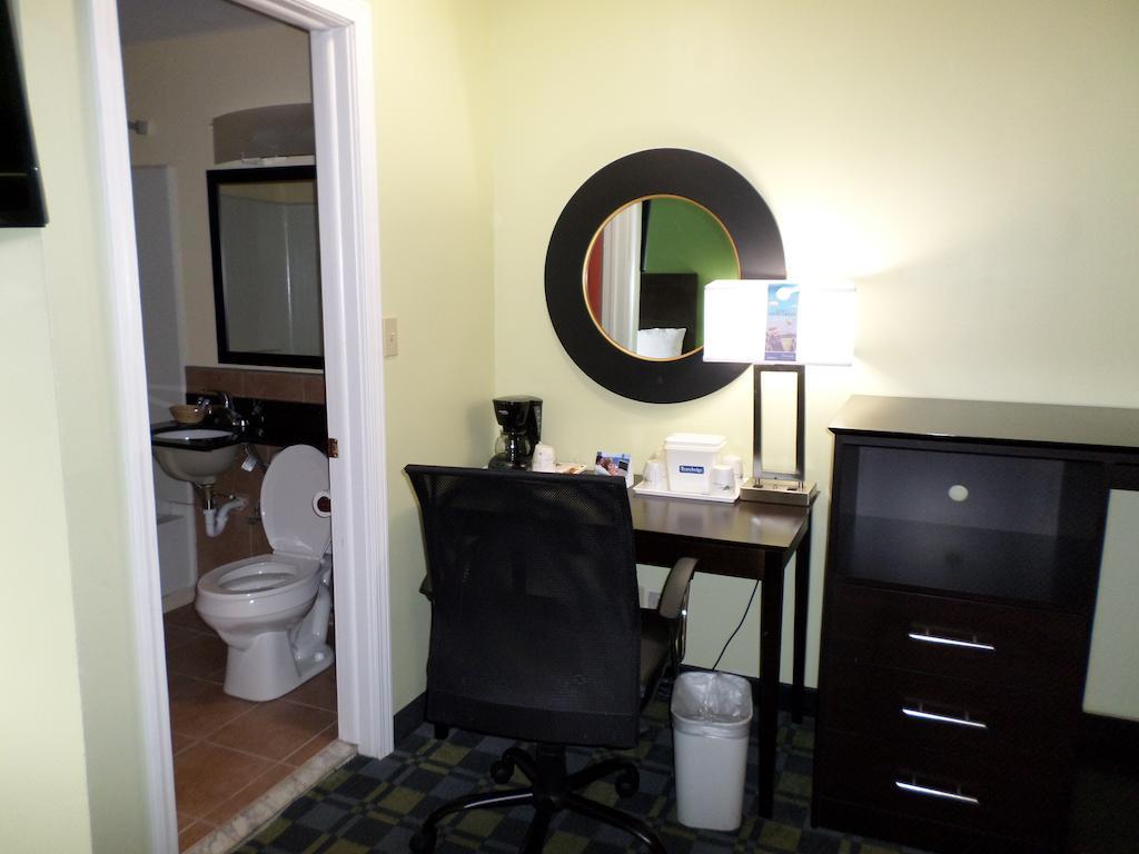 Travelodge By Wyndham Cleveland Lakewood Dış mekan fotoğraf